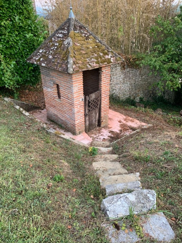 vieux pigeonnier en briques